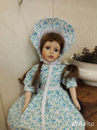 Кукла фарфоровая коллекционая