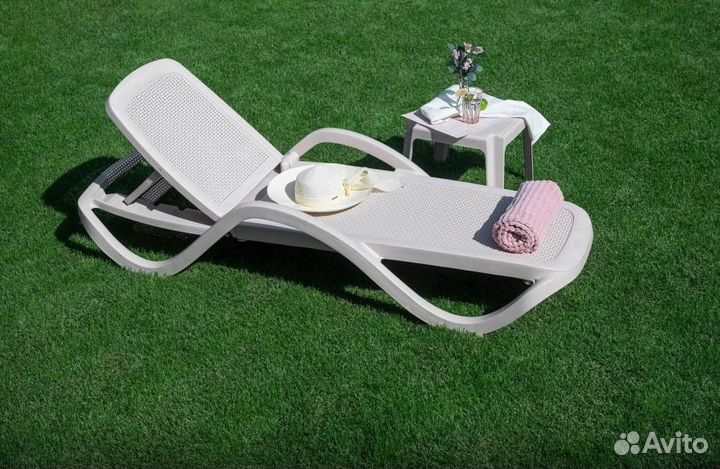 Шезлонг пластиковый