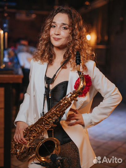 Саксофонист, саксофонистка на праздник