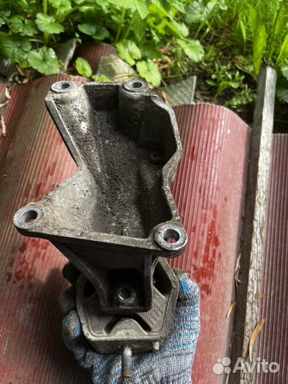 Кронштейн кпп audi c4 100 a6