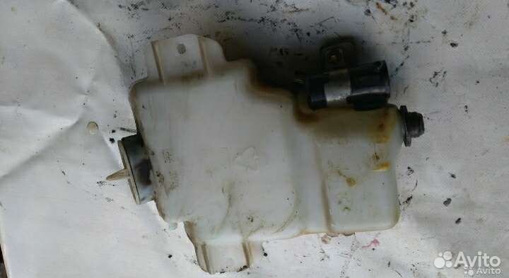 Бачок стеклоомывателя с моторчиком Мицуб Паджеро 2