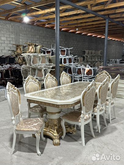 Стол и стулья