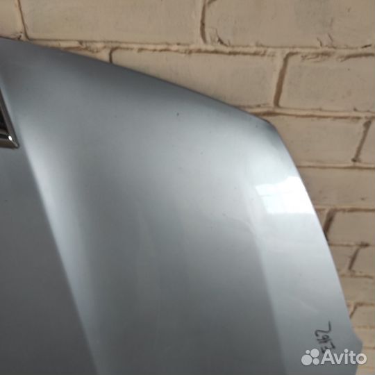 Капот со значком Peugeot 4007