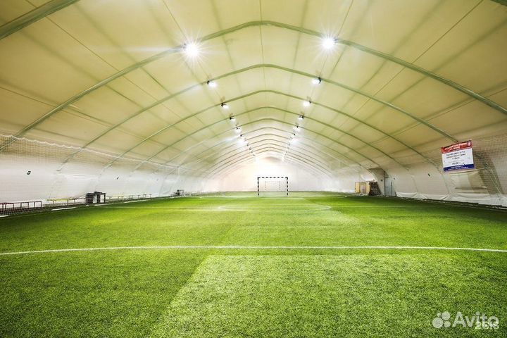 Играть в футбол