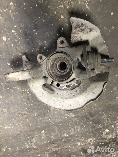 Левый поворотный кулак LADA Priora