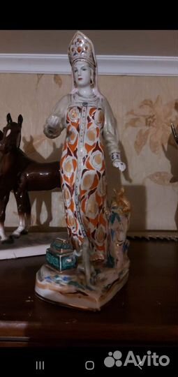 Статуэтка фарфор