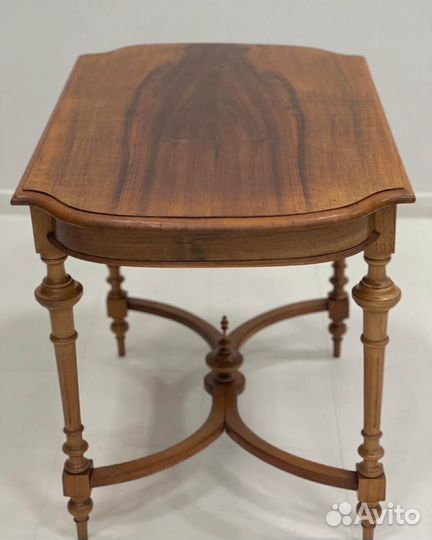 Антикварный кофейный стол из массива ореха