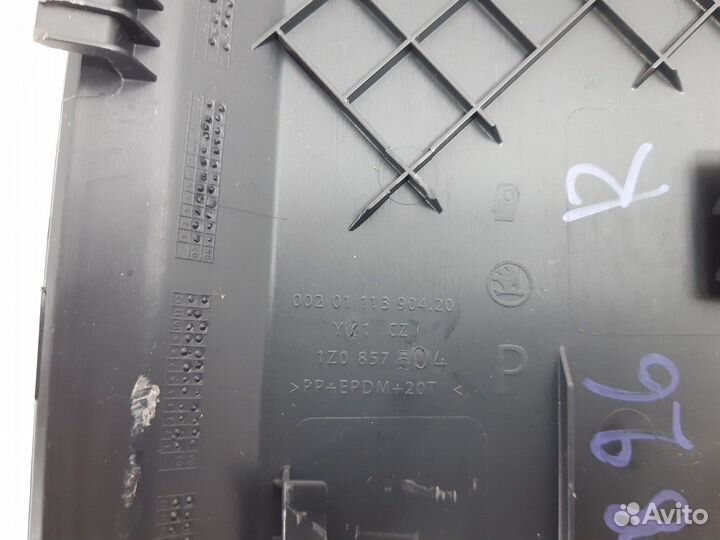 Накладка торпедо боковая правая Skoda Octavia A5