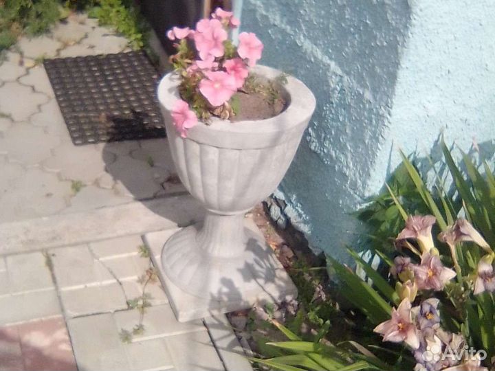 Вазоны бетонные уличные под цветы