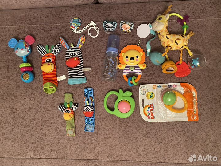 Пеленки и игрушки для малыша