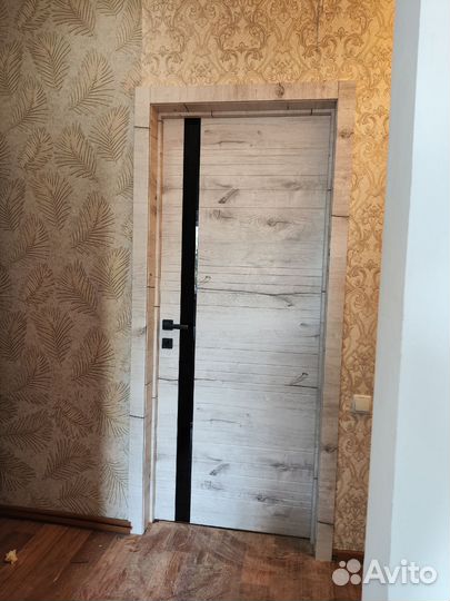 Серые двери с чёрной кромкой по наличию