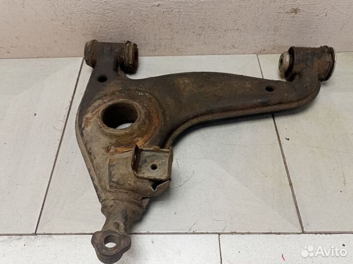 Рычаг передний левый нижний