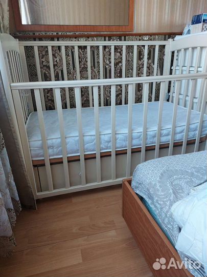 Детская кроватка с продольным маятником