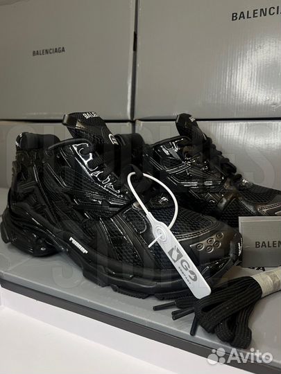 Кроссовки balenciaga runner на руках