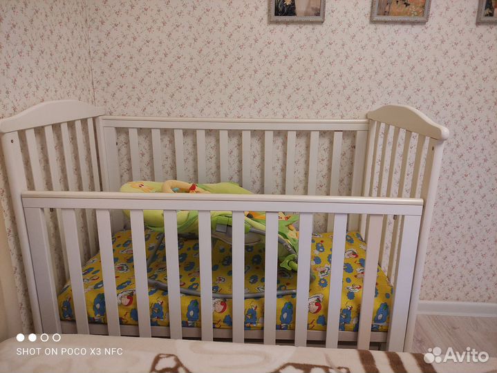 Детская кроватка с маятником и ящиком