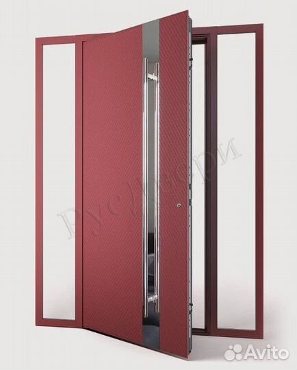 Широкая уличная дверь со стеклами в дом