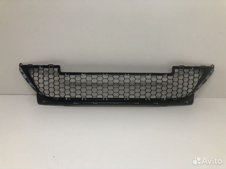 Решетка в бампер центральная LADA Largus 2012-2021