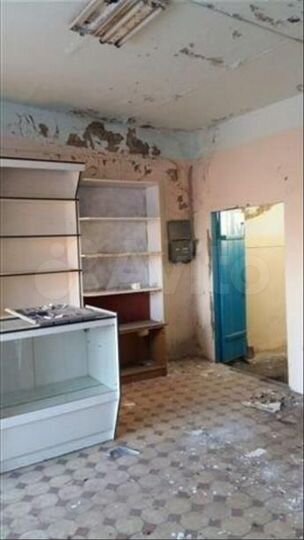 Нежилое здание с земельным участком