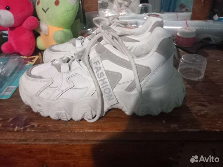 Кроссовки женские