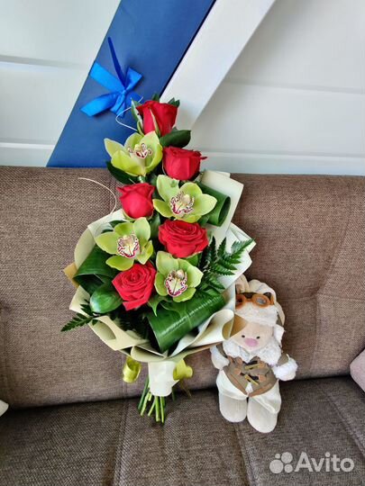 Каскадный букет с орхидеями