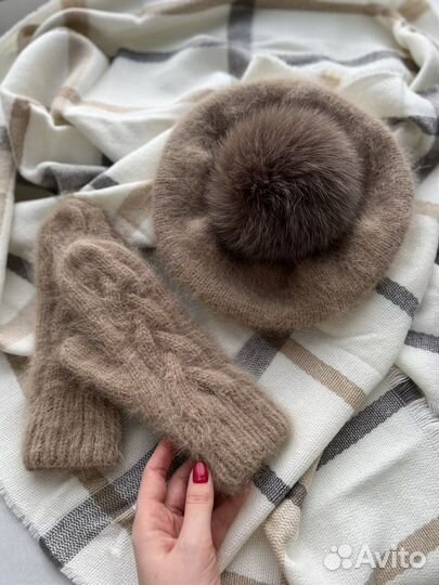 Берет вязаный с помпоном