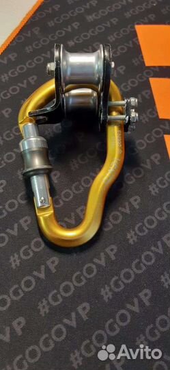 Ролик для навесной переправы с карабином 