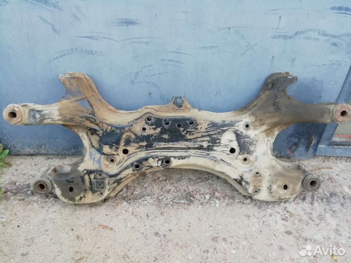 Подрамник на тойоту авенсис