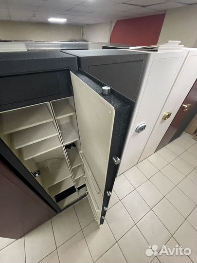 Оружейный сеф BS947 UN EL LUX иск.кожа белый кашем