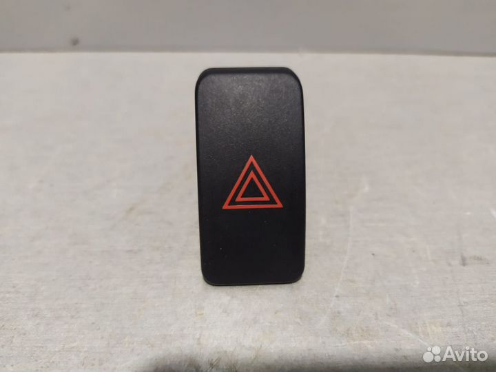 Кнопка аварийной сигнализации Toyota Corolla 2011