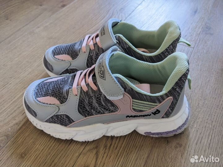 Кроссовки женские 35 на девочку новые