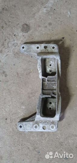 Кронштейн кпп BMW