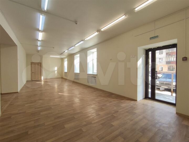 В центре на первом), с 2-мя отд.входами