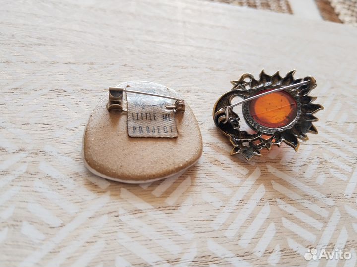 Броши керамика/позолота и янтарь