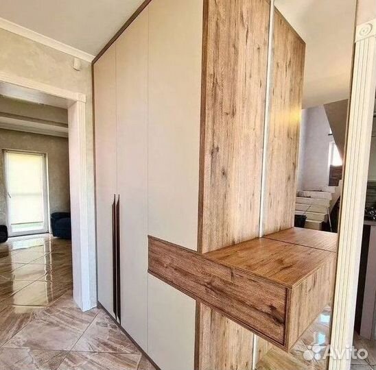 Шкаф распашной с полками