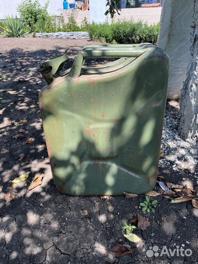 Канистра с бензином