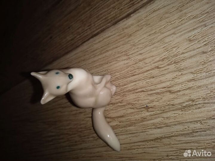 Лисичка фарфоровая маленькая статуэтка