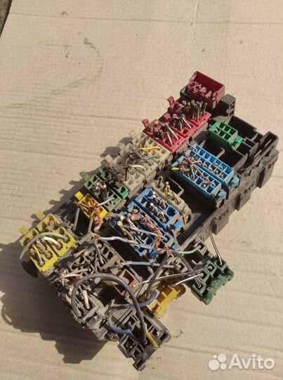 Блок предохранителей Фольцваген Гольф 3