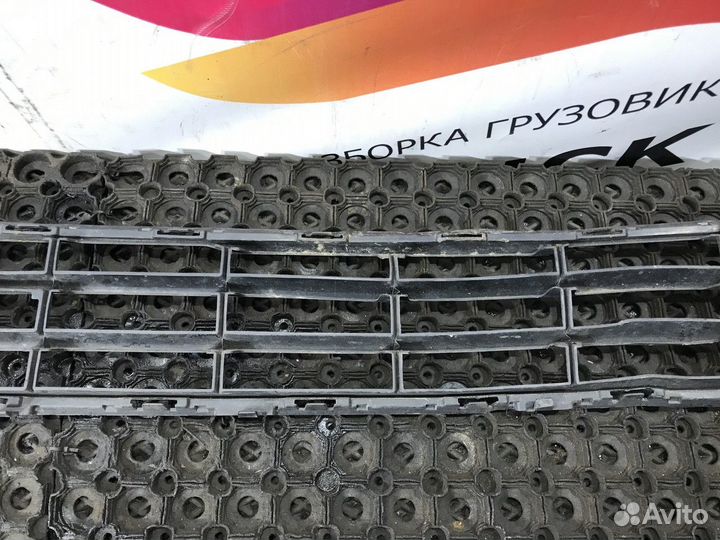 32296070 Решетка бампера центральная Volvo XC60