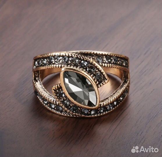 Винтажное кольцо с крупным камнем