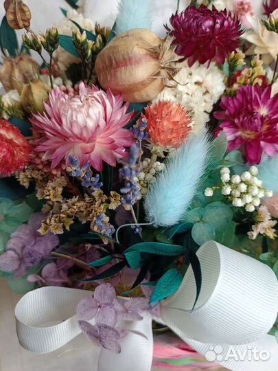 Корзина цветов. С подарком. Сухоцветы. Не завянут