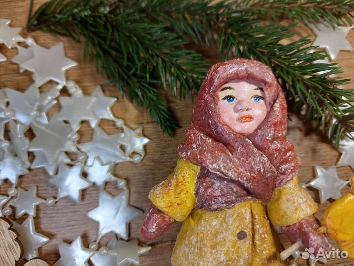 Елочная игрушка Девочка с петушком