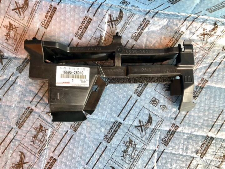 Дефлектор радиатора передний левый Toyota Rav4