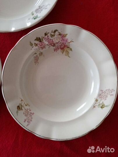 Тарелка советская с сиренью. Красный фарфорист