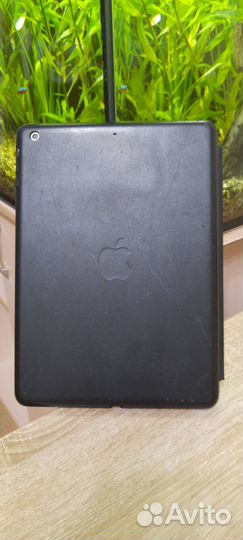 Планшет Apple iPad Air 32 GB в чехле