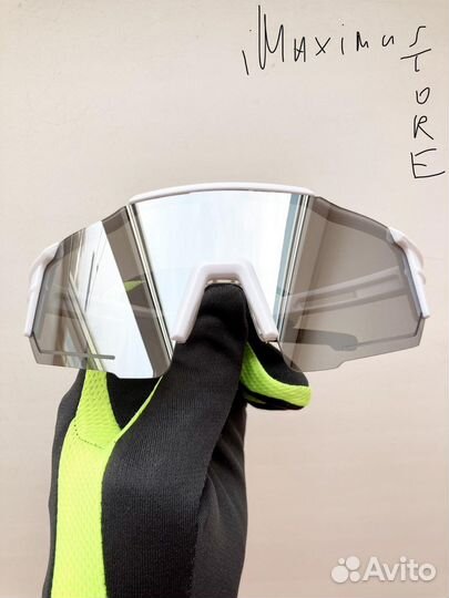 Спортивные очки с зеркальными линзами