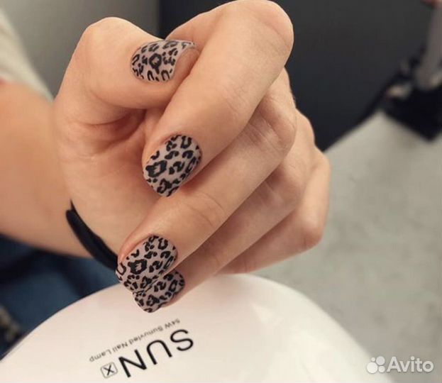 Модель на отработку французского маникюра