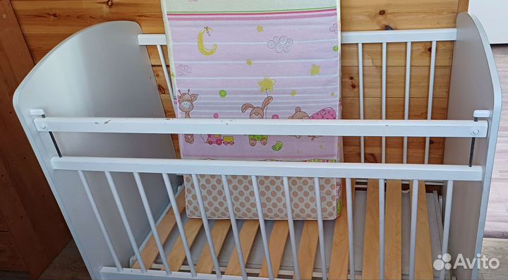Детская кроватка с маятником и ящиком