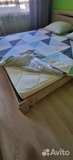 Кровать двухспальная с матрасом 180/ 200