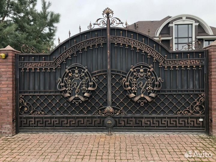 Ворота с элементами ковки
