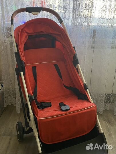 Коляска прогулочная yoya